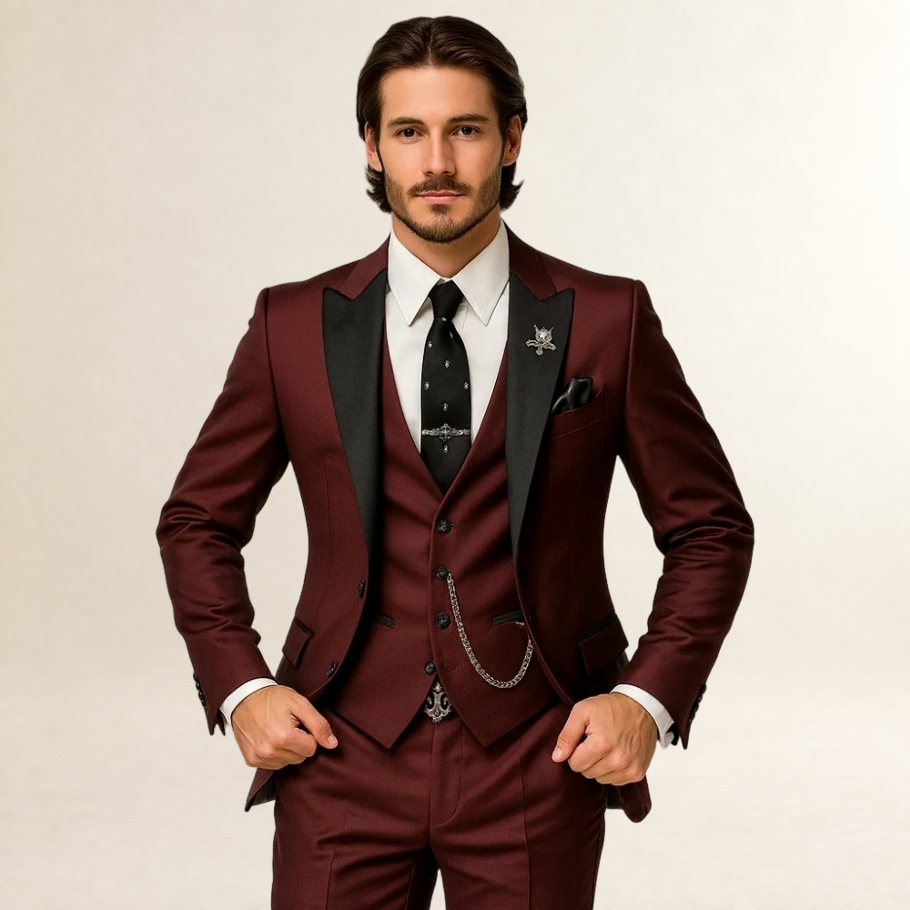 Traje de tres piezas para hombre ajustado con solapas en pico y chaleco con cadena decorativa