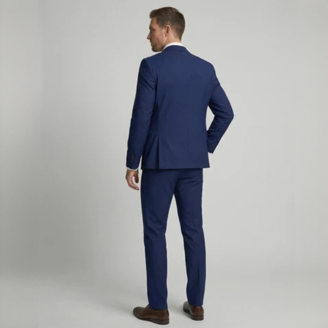 Traje de tres piezas para hombre con chaqueta de dos botones, solapas de muesca, chaleco a juego y pantalón de frente plano, corte entallado