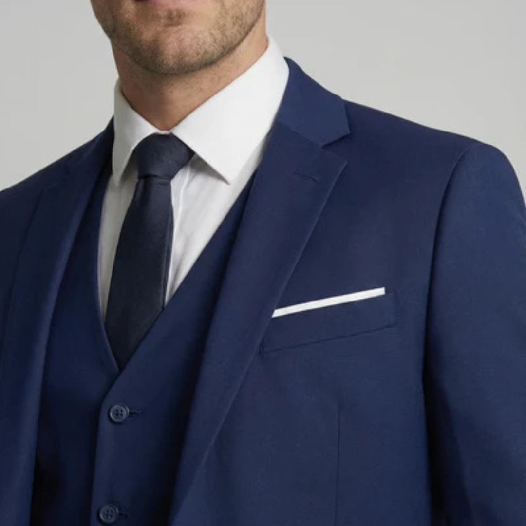 Traje de tres piezas para hombre con chaqueta de dos botones, solapas de muesca, chaleco a juego y pantalón de frente plano, corte entallado
