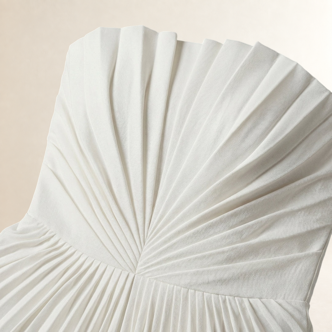 Vestido midi sin tirantes con diseño plisado silueta ajustada