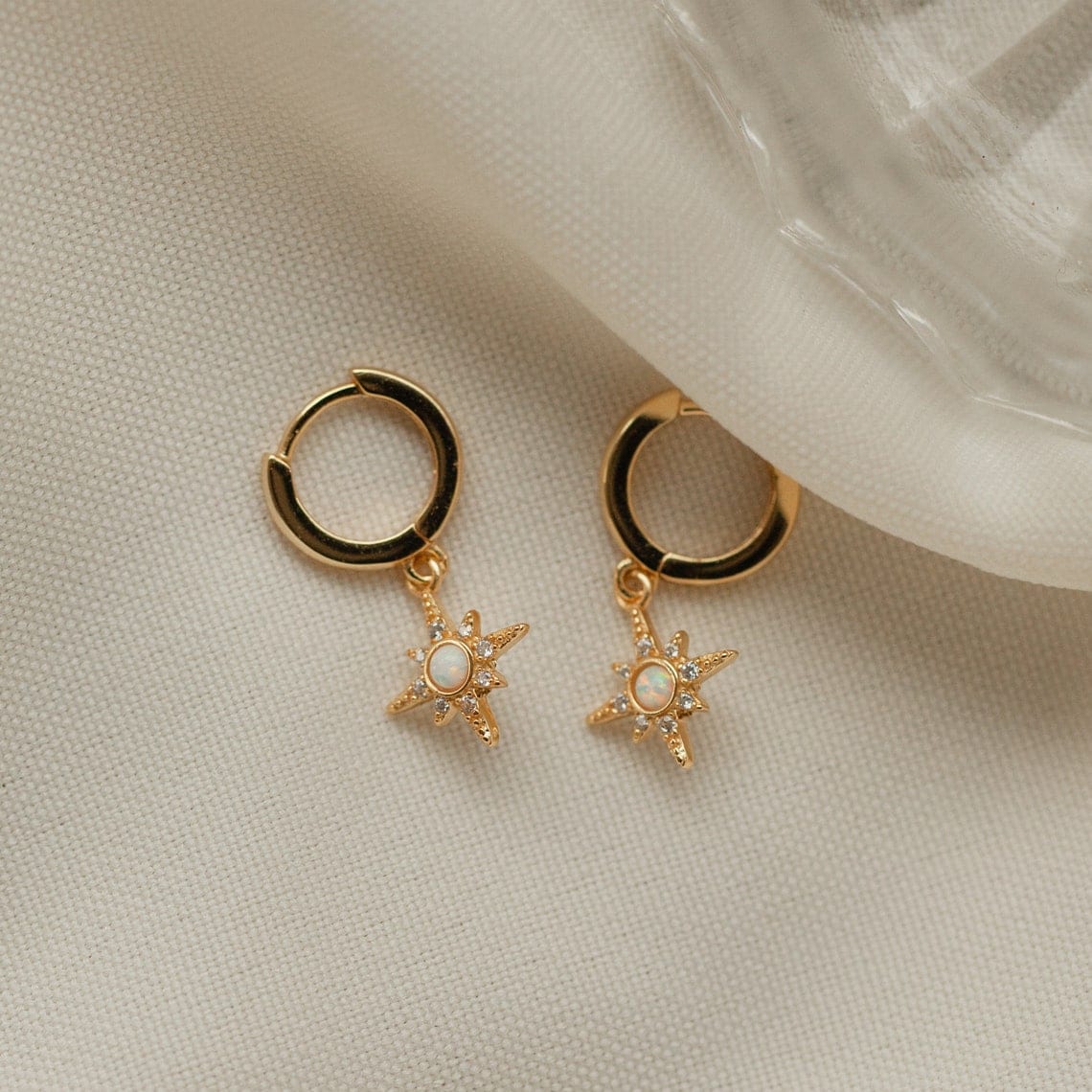 Pendientes Huggie Opal Starburst - Pendientes de estrella de circonio