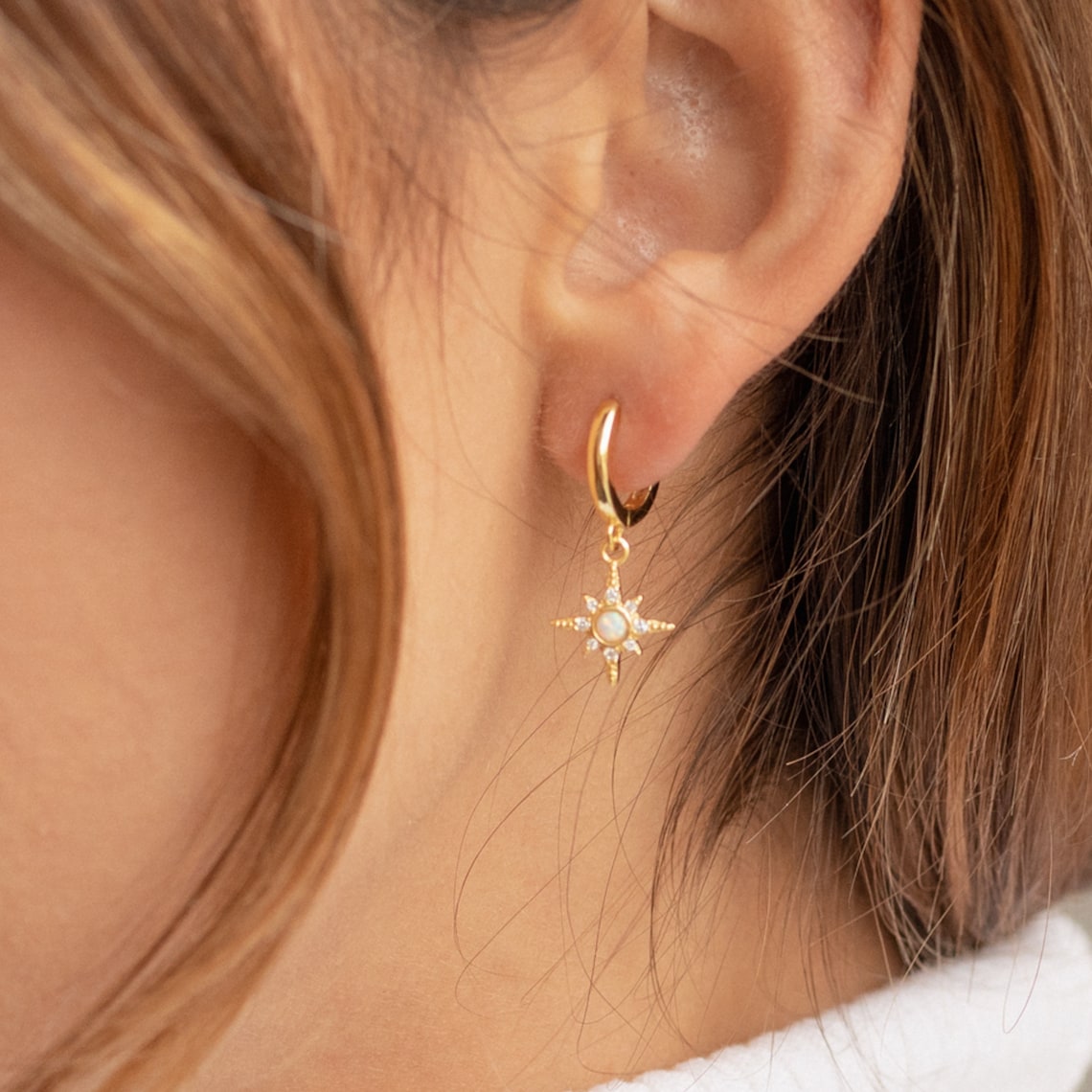 Pendientes Huggie Opal Starburst - Pendientes de estrella de circonio