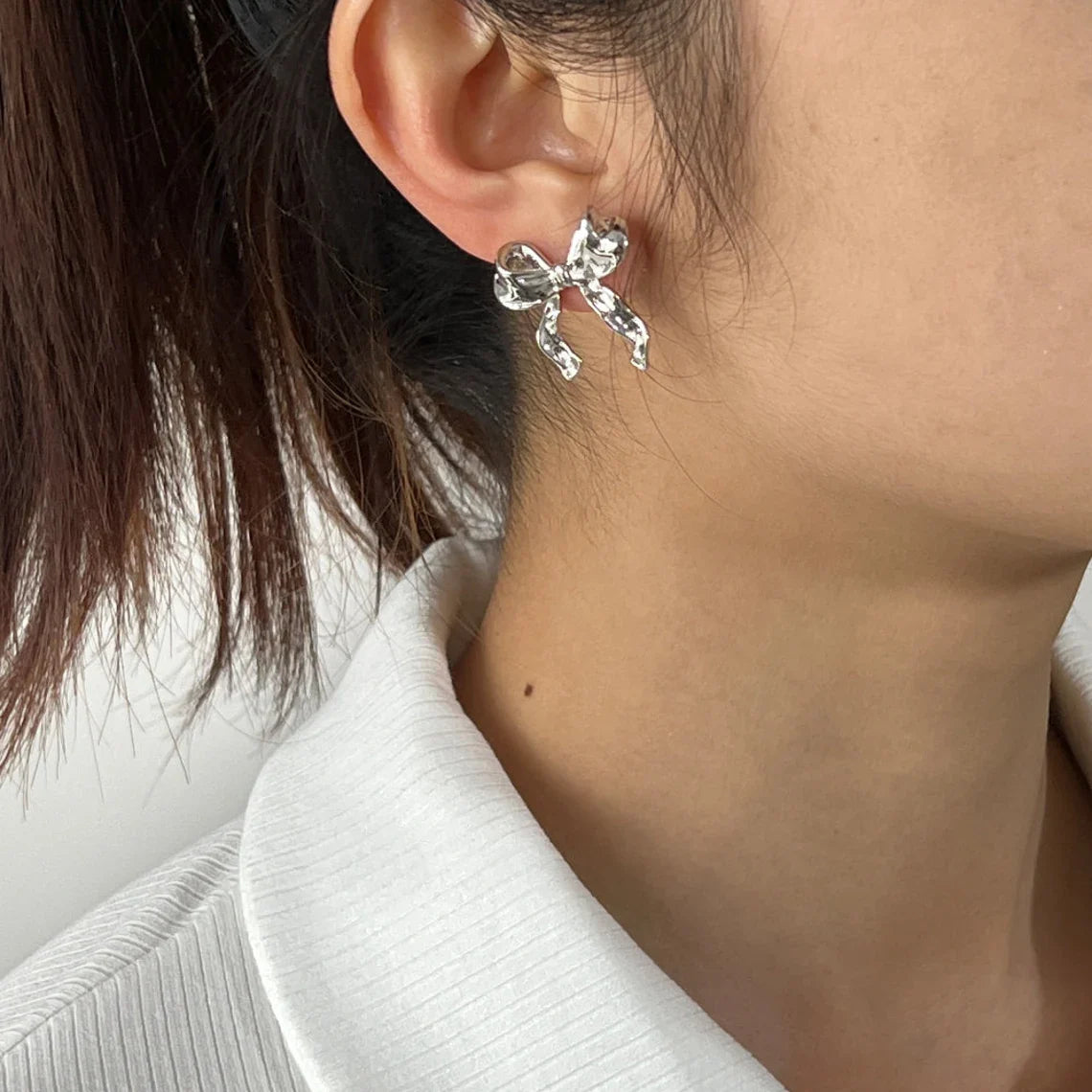 Pendientes de oro blanco con lazo - Pendientes de botón con patrón de lazo