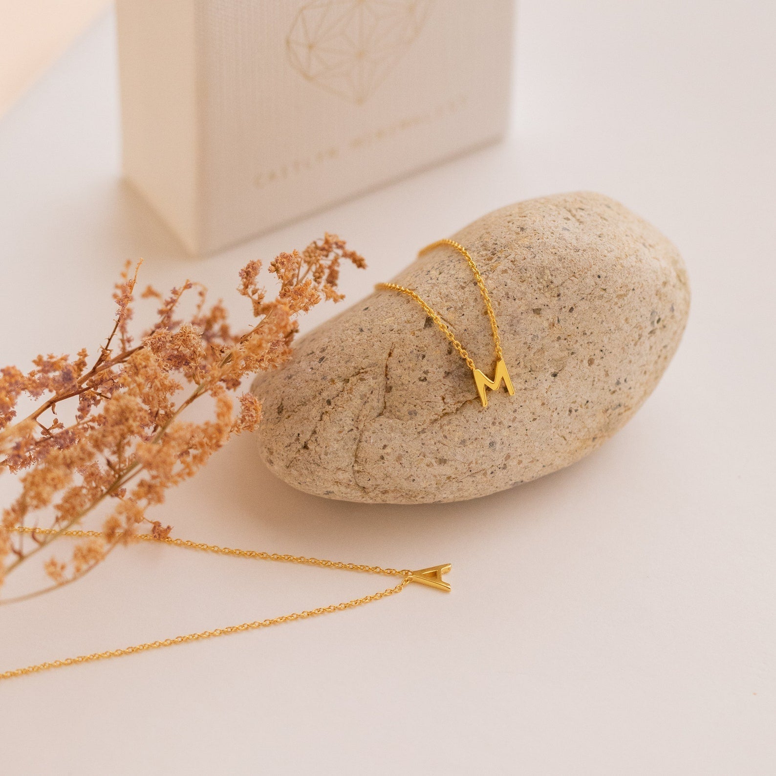 Jasmine – Collar delicado con inicial personalizada