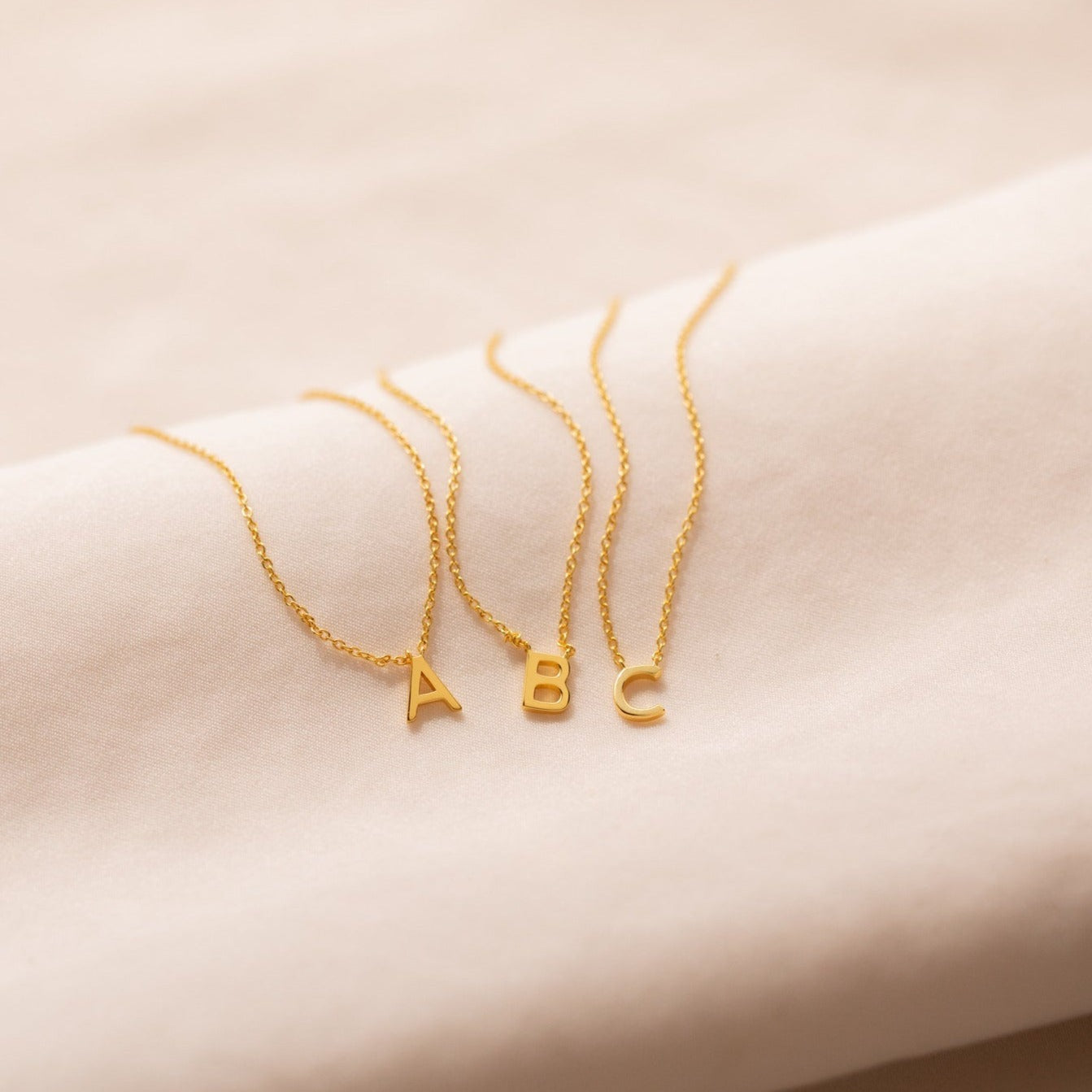 Jasmine – Collar delicado con inicial personalizada
