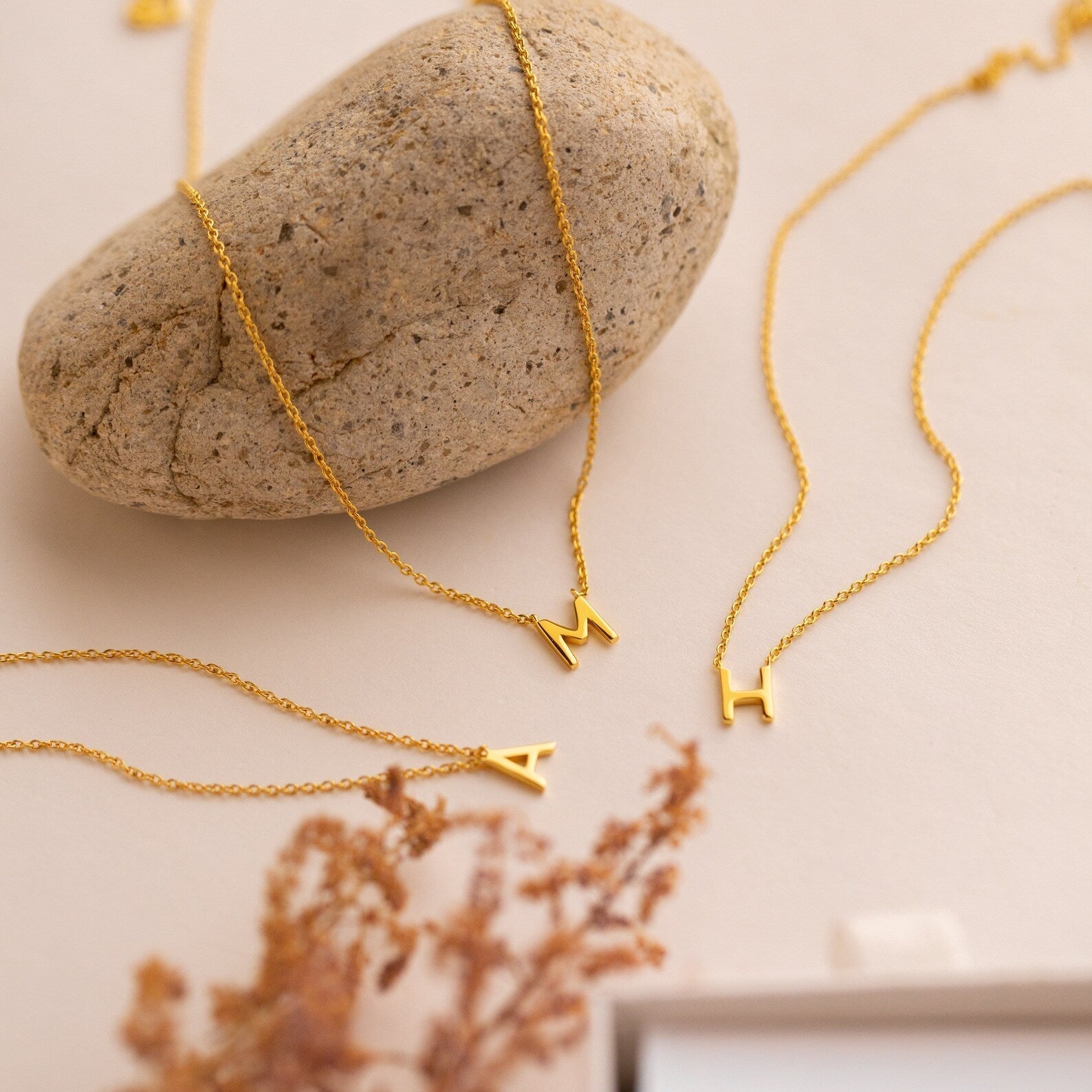 Jasmine – Collar delicado con inicial personalizada