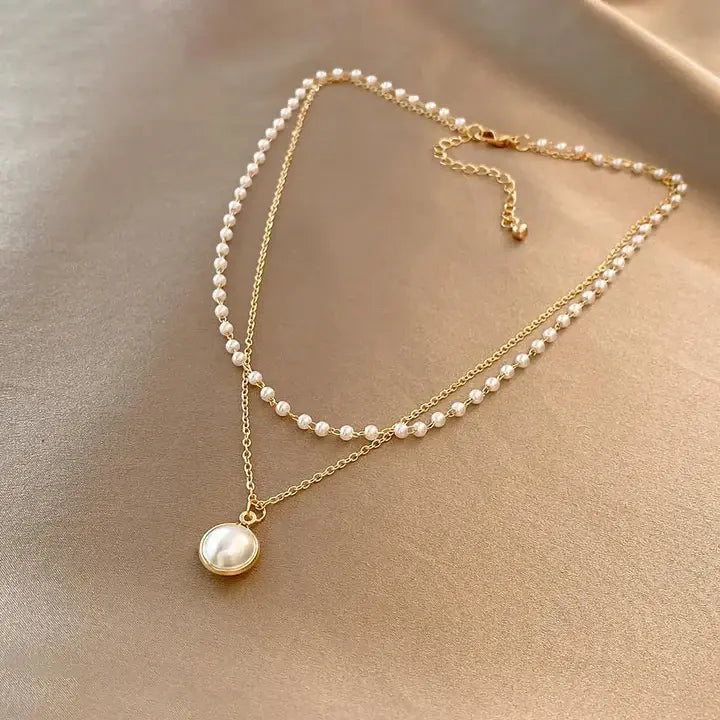 Auriane – Elegante collar de perlas y cadena de oro