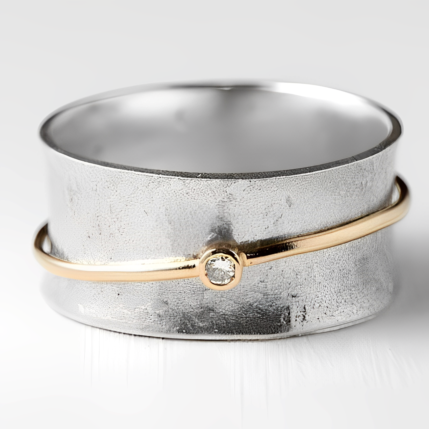 Lilia – Anillo de plata con línea dorada y circonitas