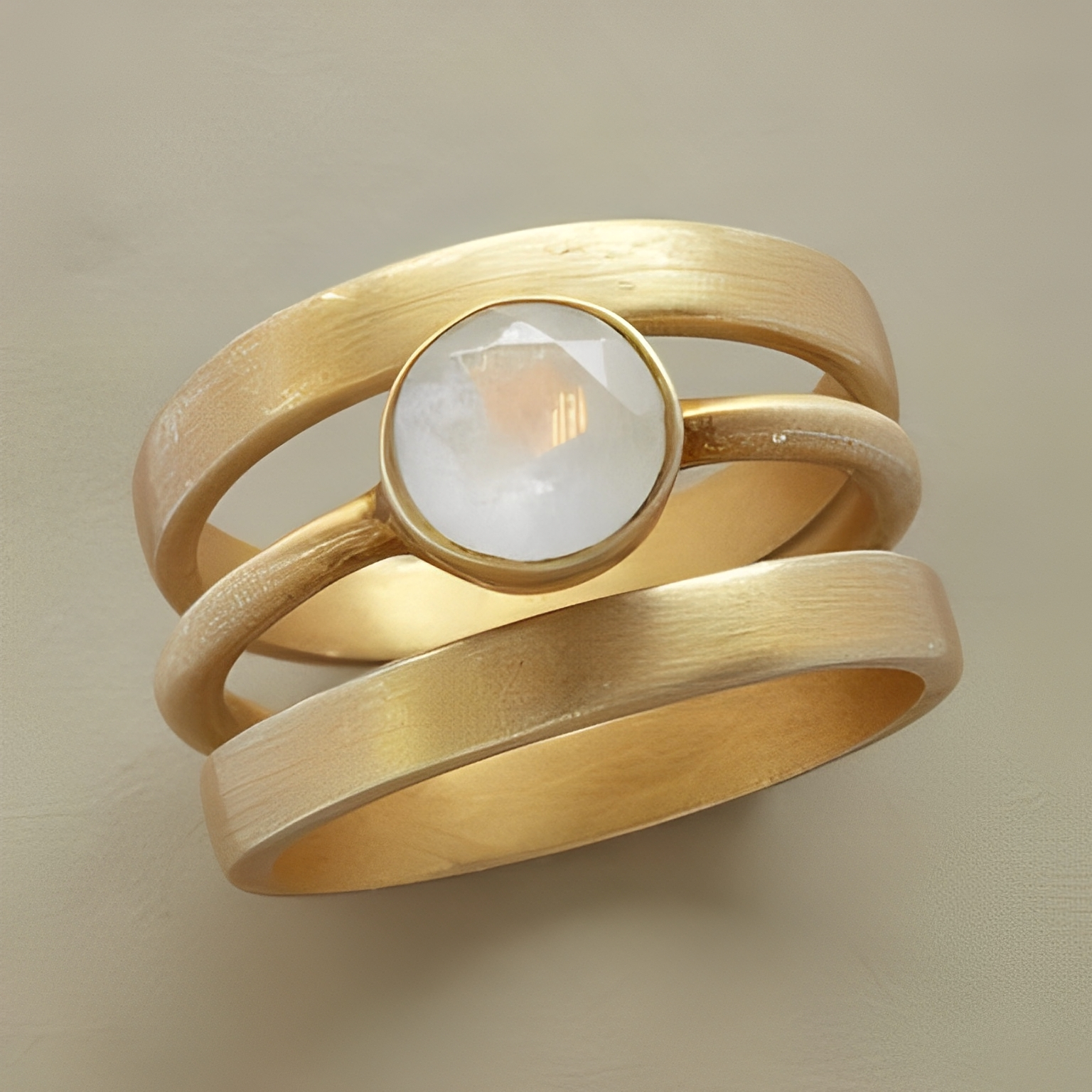 Jaira – Anillo Vintage de Oro con Piedra de Luna Integrada