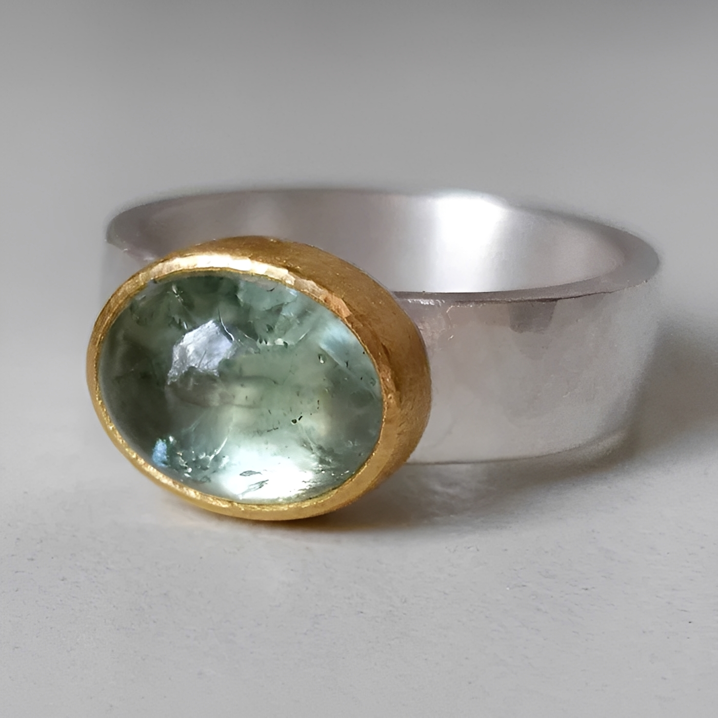 Selma – Anillo vintage con piedra verde redonda