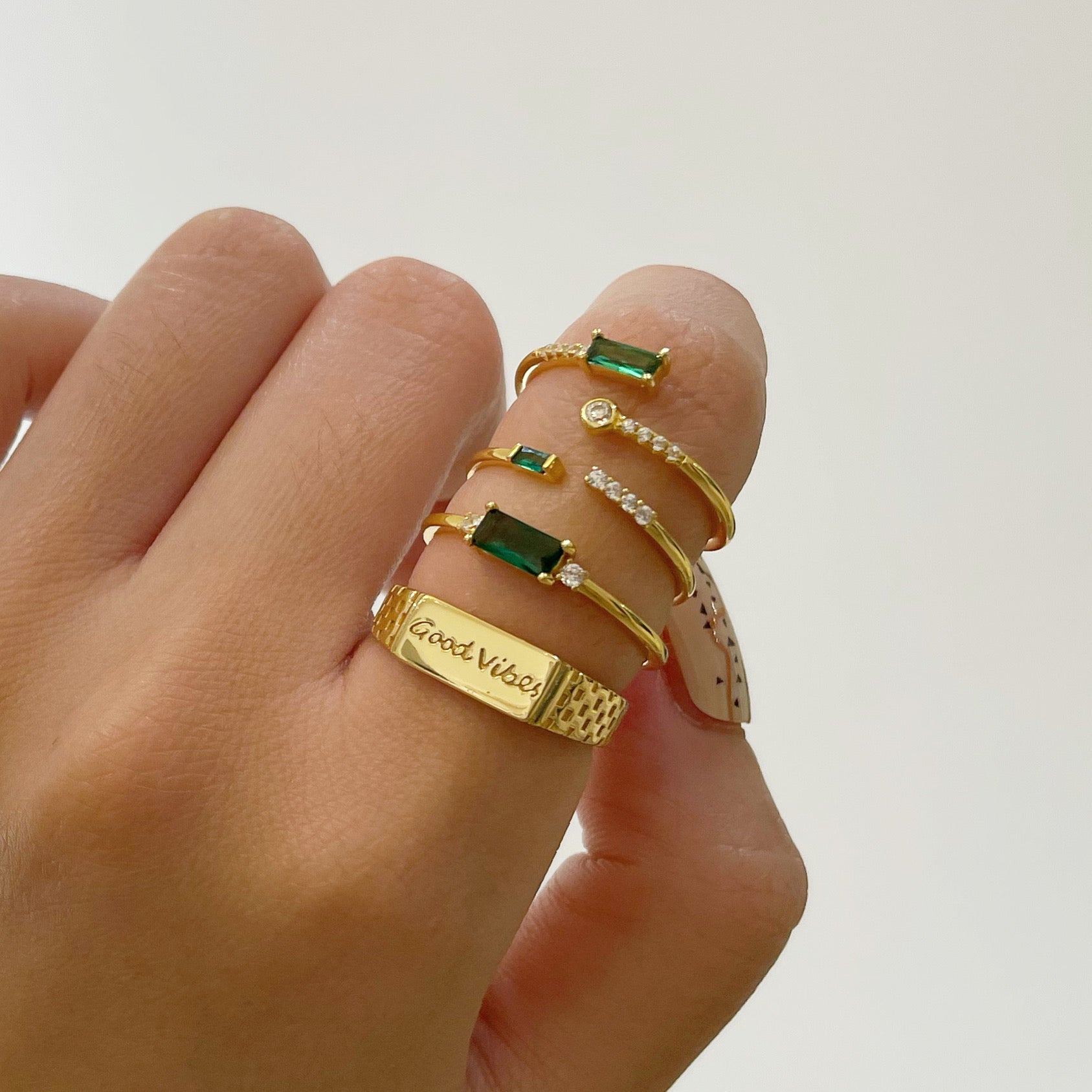 Fen - Anillo de baguette suave con zirconia verde
