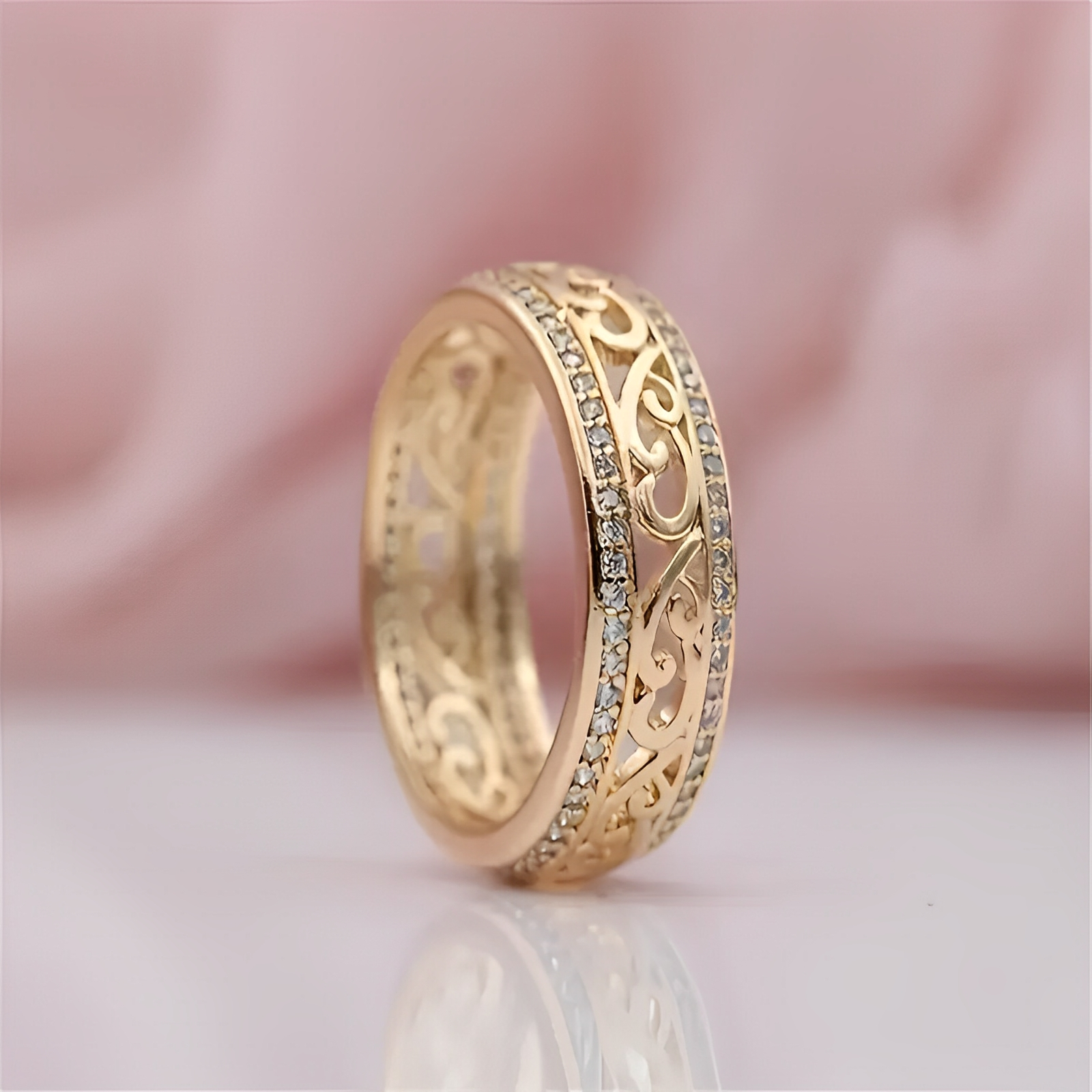 Jevy – Anillo dorado ancho con huecos