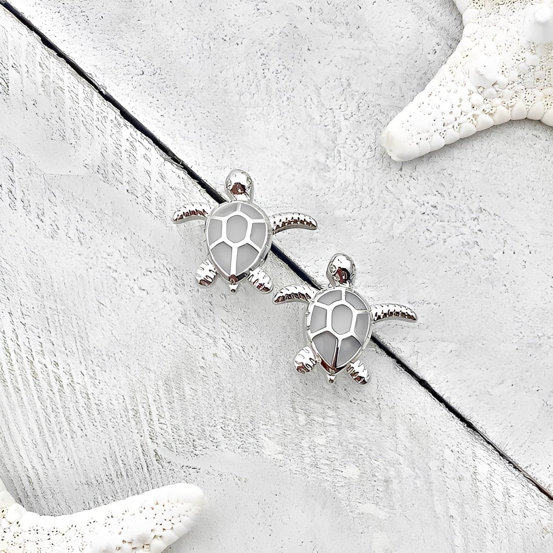 Marina – Ohrringe con tortuga marina de plata con opal