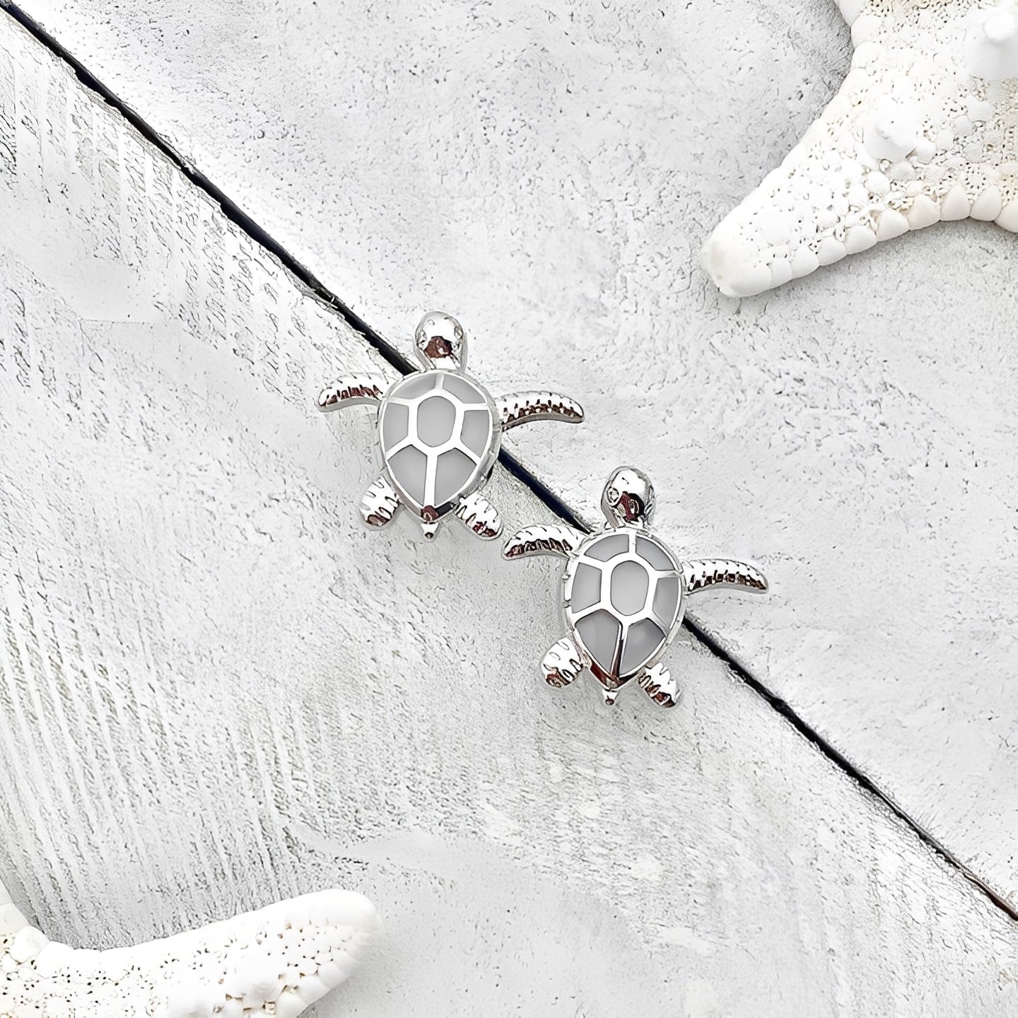 Marina – Ohrringe con tortuga marina de plata con opal
