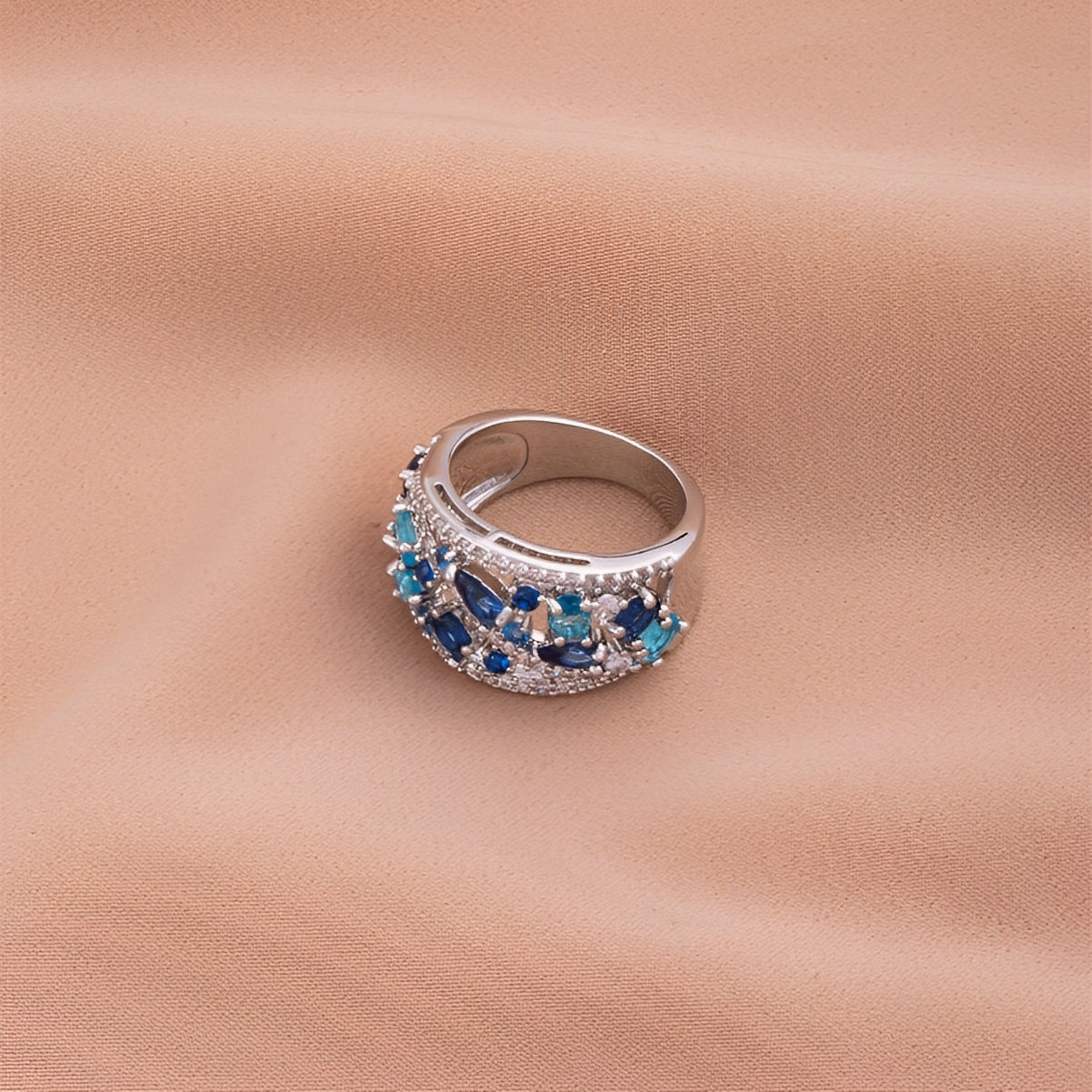 Julie – Anillo vintage con zirconia azul y detalle dorado