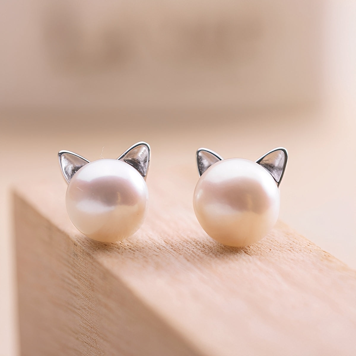 Nori – Pendientes de chatones y perlas de plata