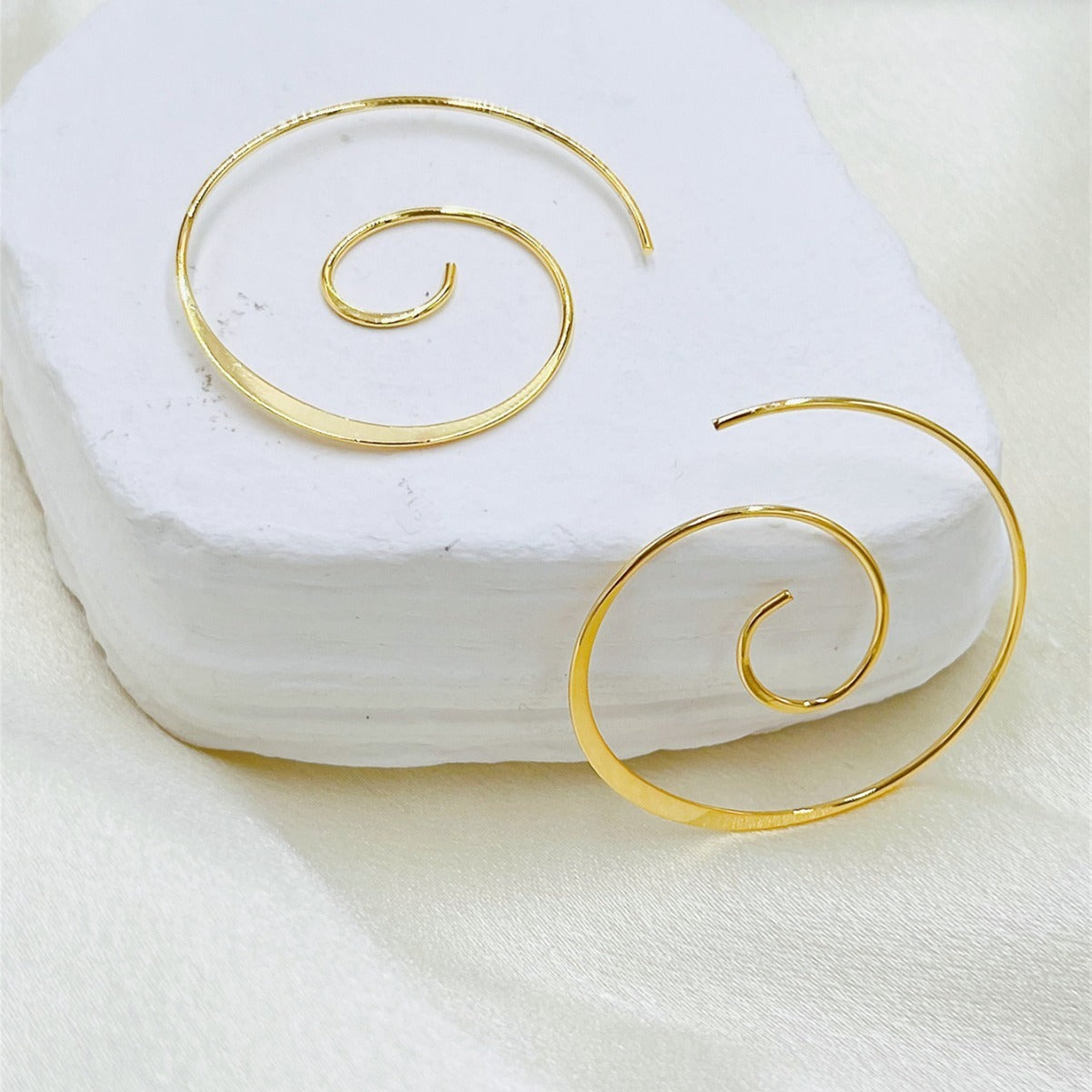 Yara – Pendientes espirales boho en plata