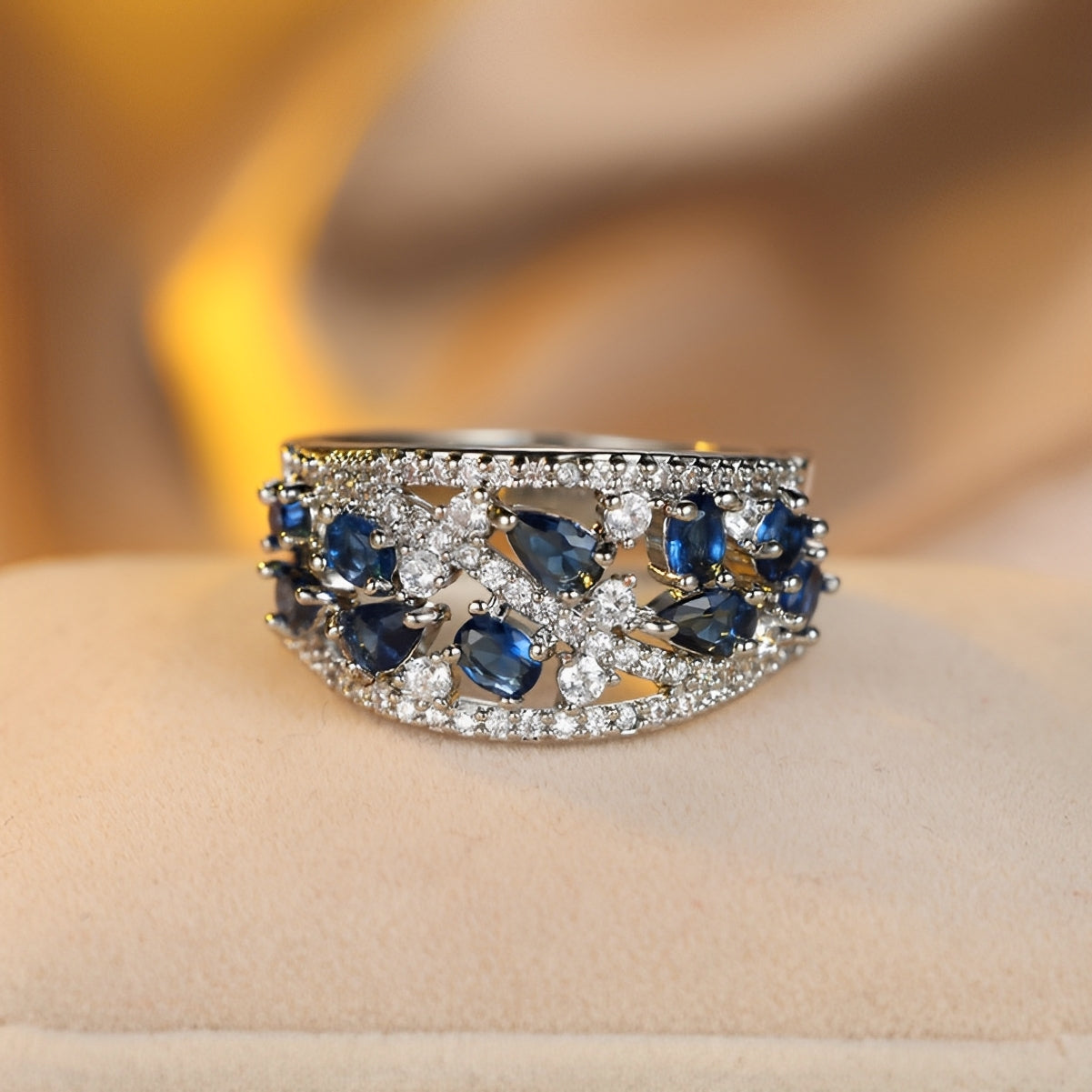Julie – Anillo vintage con zirconia azul y detalle dorado