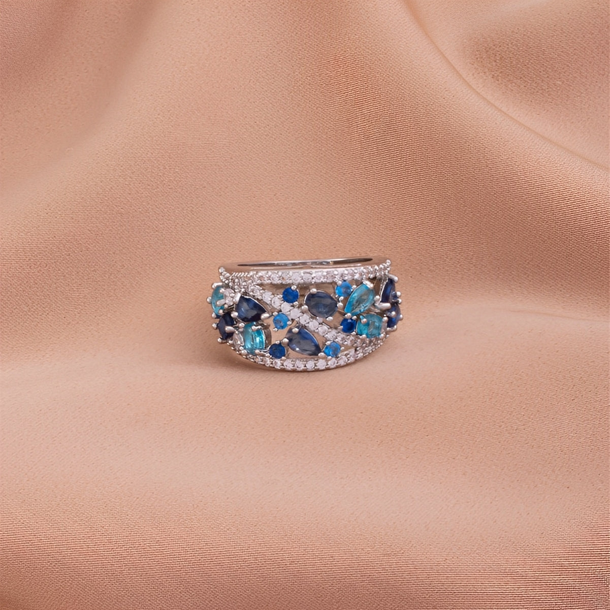 Julie – Anillo vintage con zirconia azul y detalle dorado