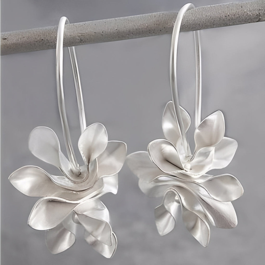 Chary – Pendientes vintage de flores plateadas