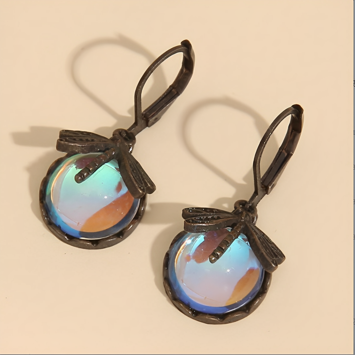 Elowen – Pendientes de libélula de estilo antiguo dorado