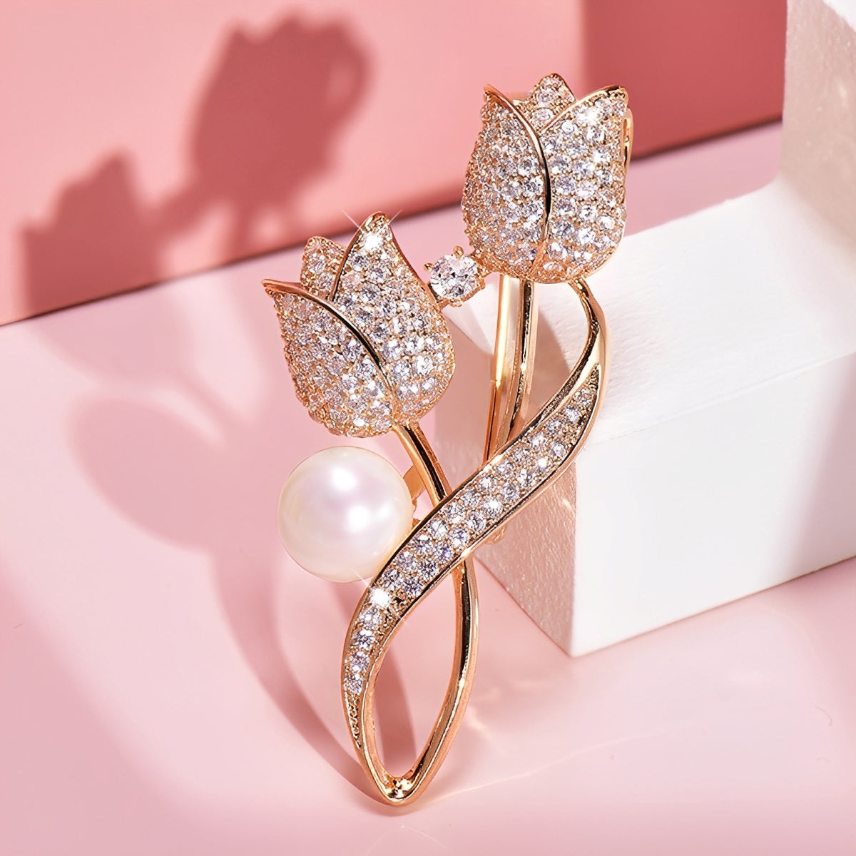 Jackie – Broche de tulipán dorado con circonio y perla, oro