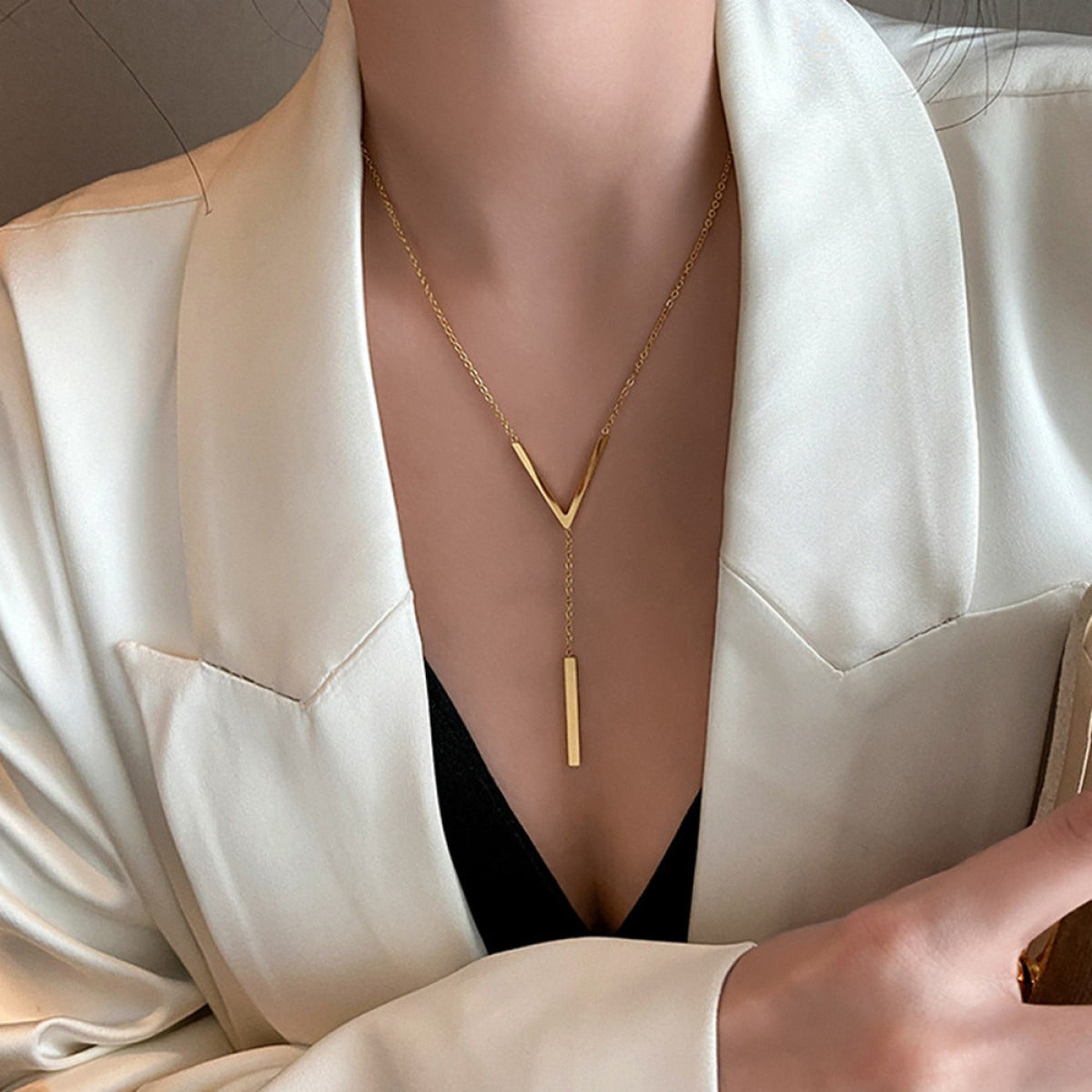Vera – Collar con colgante geométrico