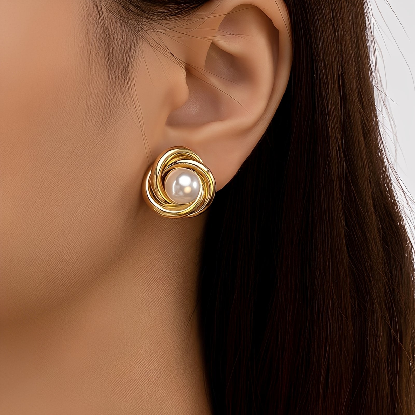 Krisna – Elegante Aretes de Oro con Perlas