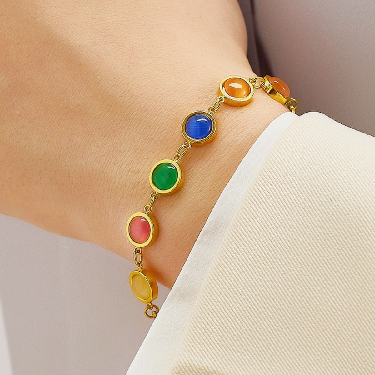 Maisie – Pulsera Dorada con Piedra de Color