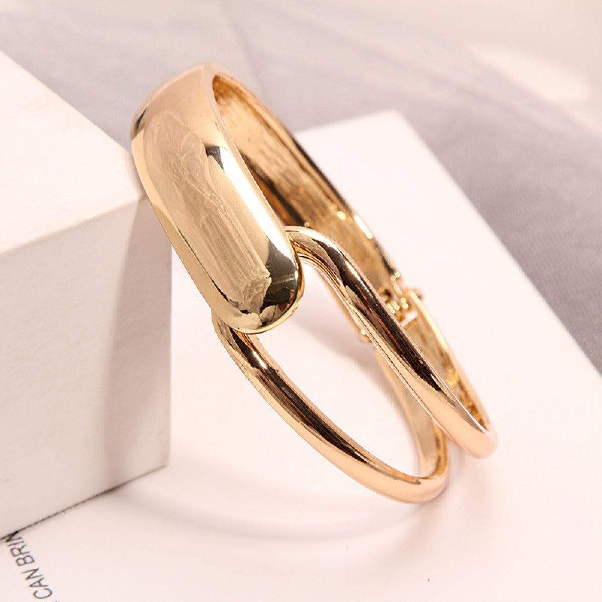 Alyssa – Brazalete dorado elegante