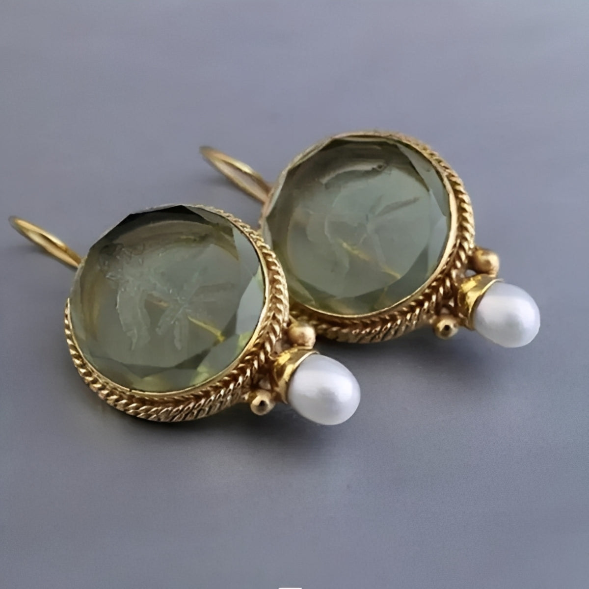 Nolwenn – Pendientes vintage de perla y esmeralda