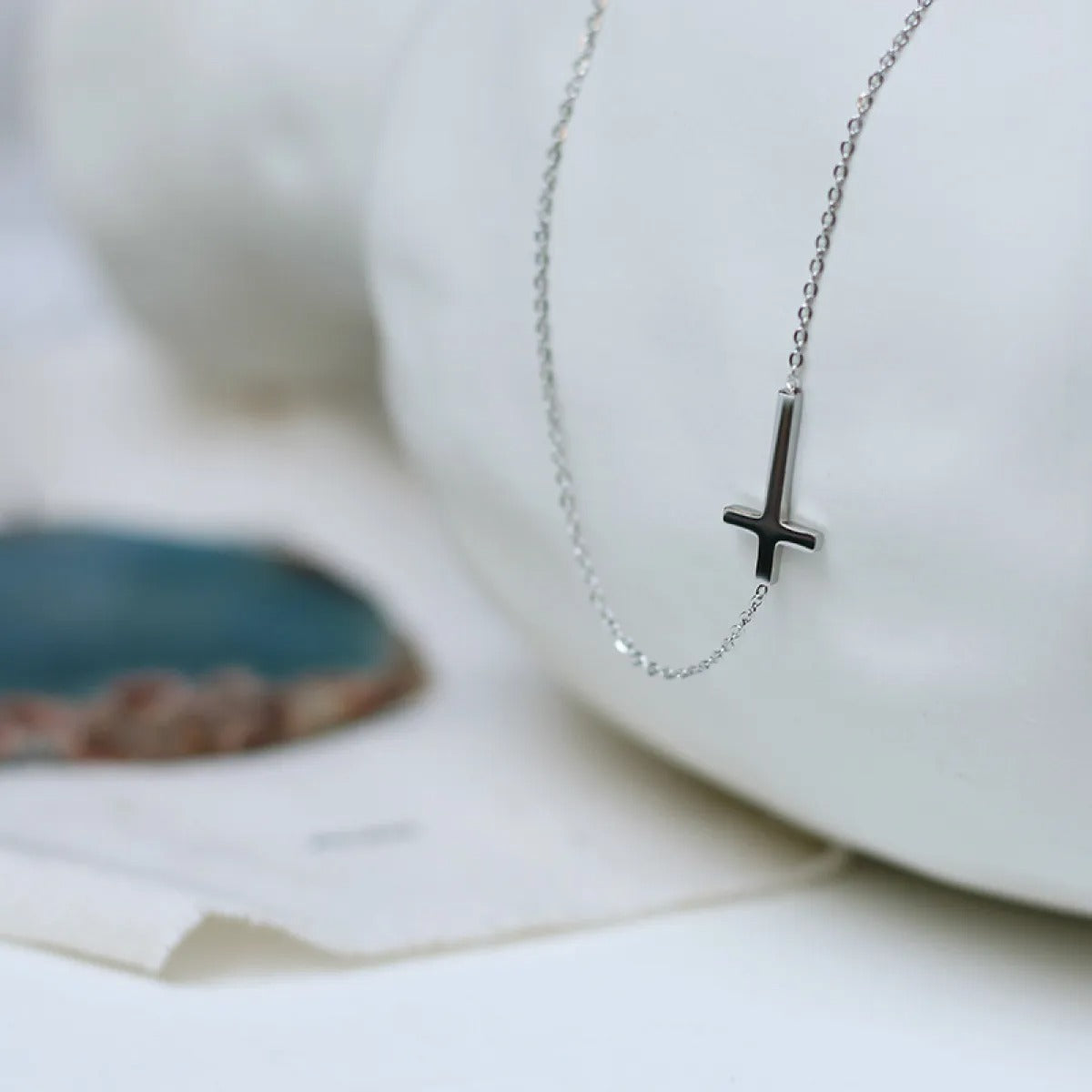 Nelly – Collar cruz minimalista en oro