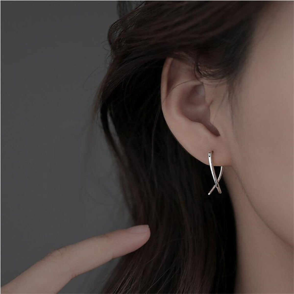 Emilie – Pendientes elegantes con líneas cruzadas