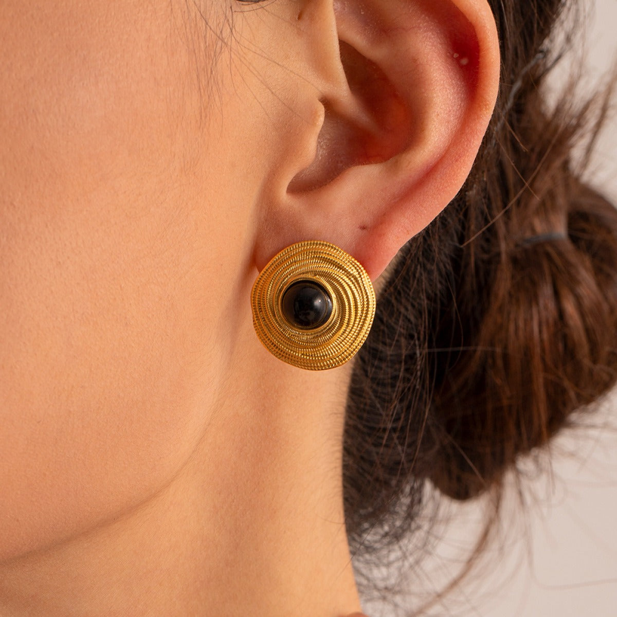Carrie – Aros dorados con ónice negro