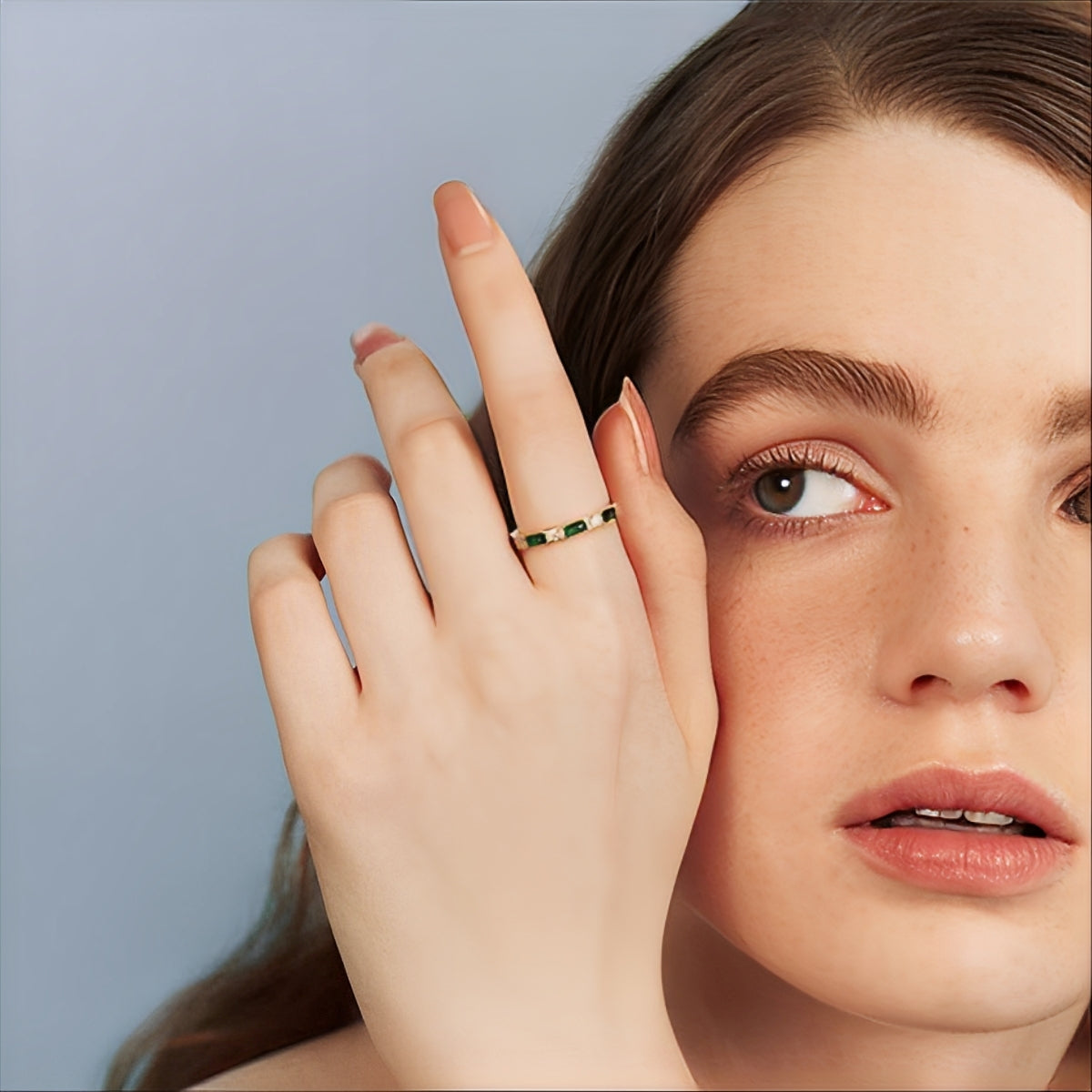 Sana – Anillo vintage dorado con circonita verde engastada