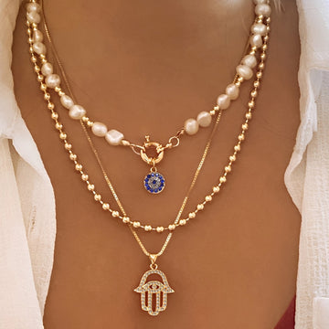 Nadia – Collar con varias filas de perlas y mano de Hamsa