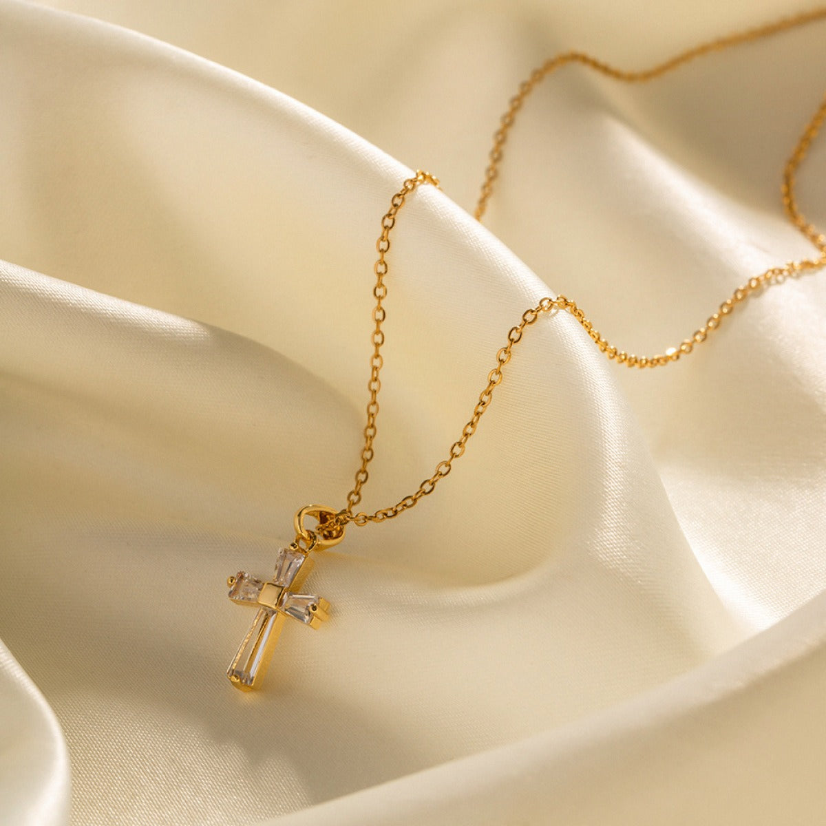 Mae – Collar dorado con cruz de circonitas