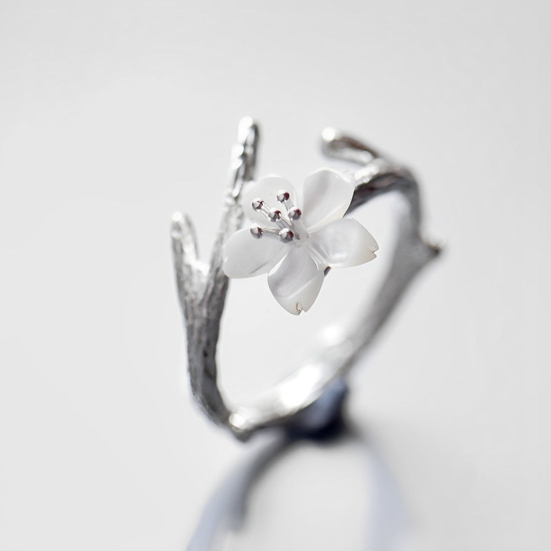 Lilou – Anillo vintage ajustable con flor blanca