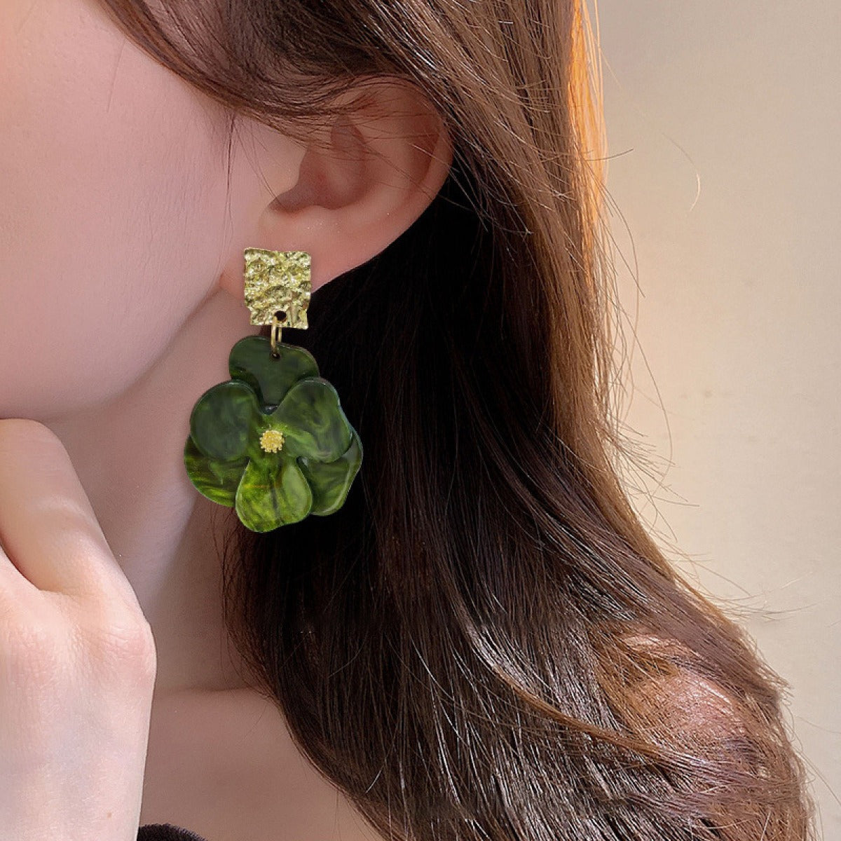 Kai – Pendientes colgantes de flores en oro