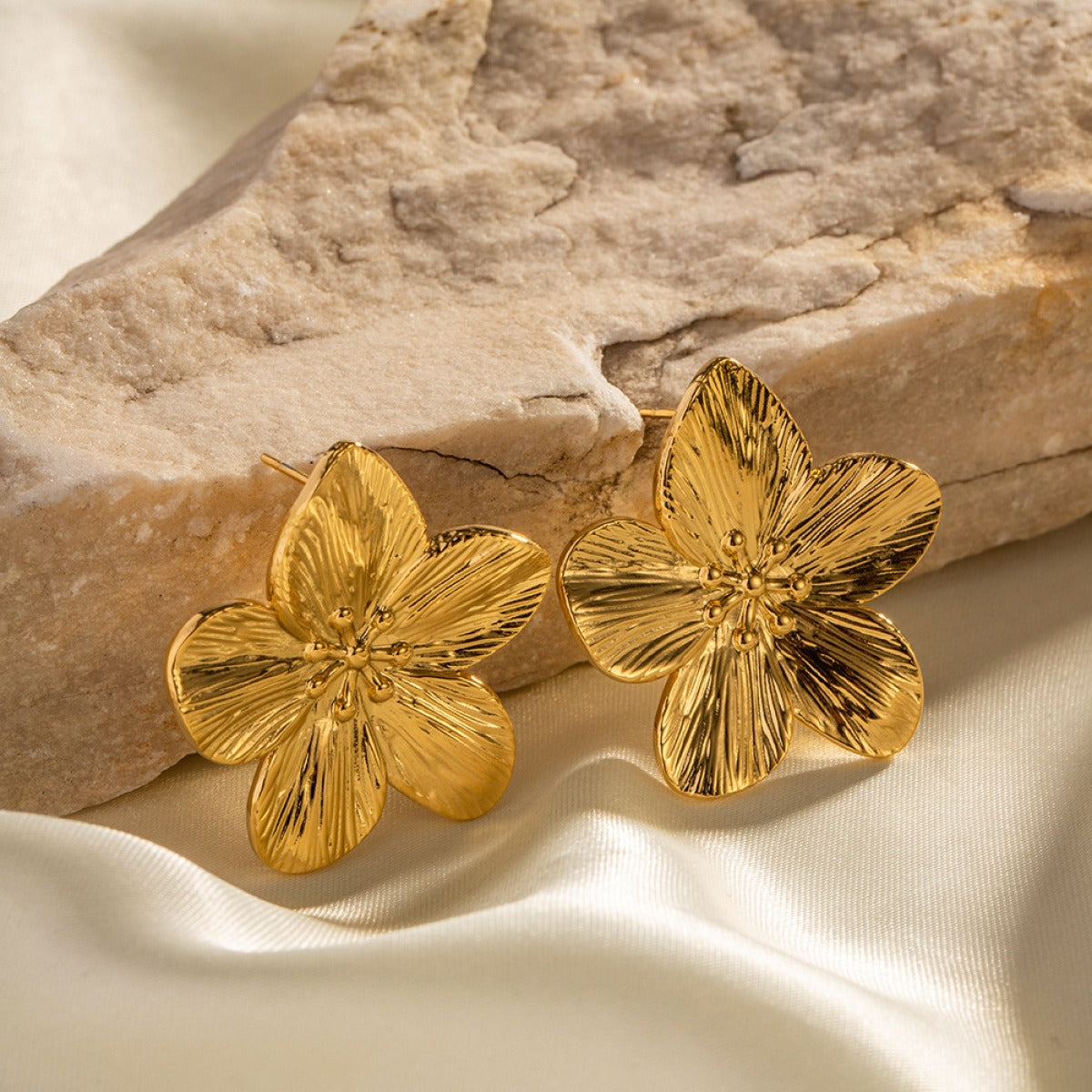 Rianne – Pendientes flor en oro