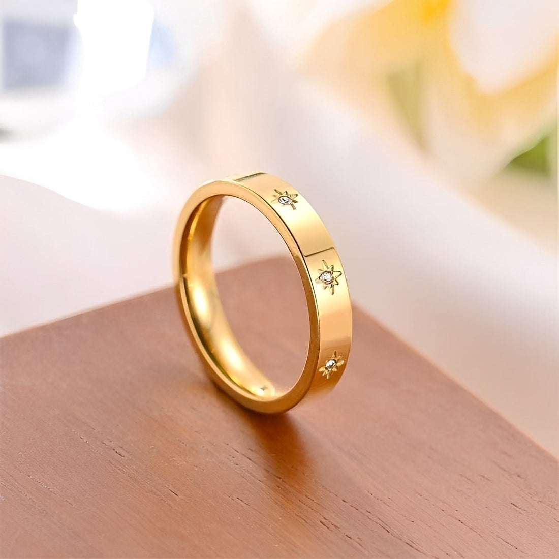 Nova – Anillo dorado con estrellas brillantes