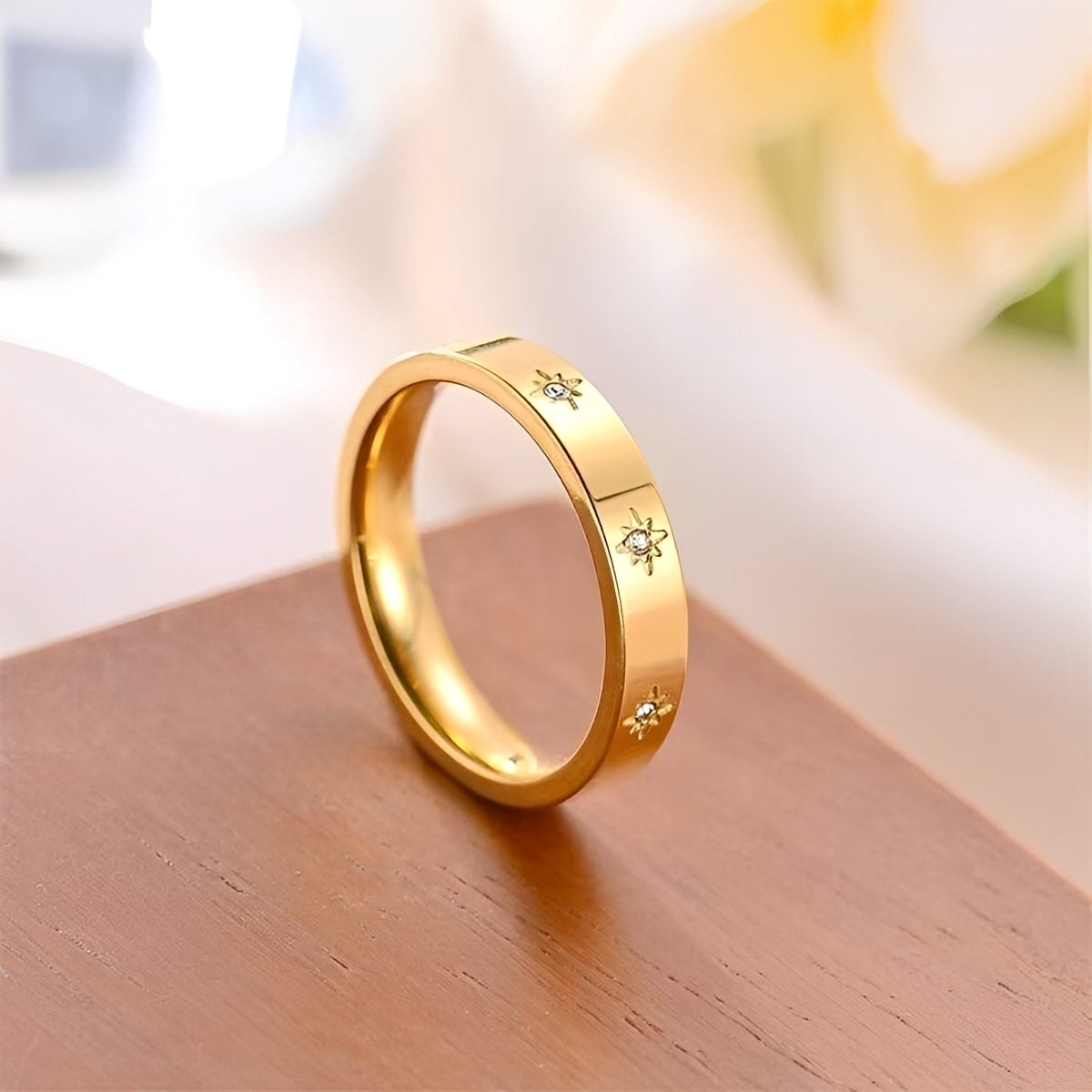 Nova – Anillo dorado con estrellas brillantes
