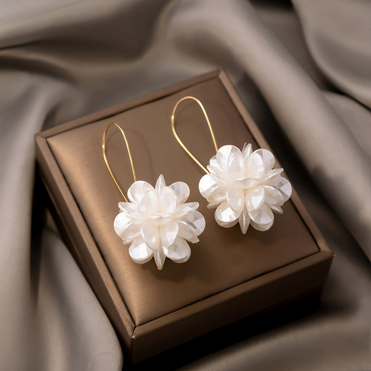Florina – Pendientes de flores blancas con encanto natural