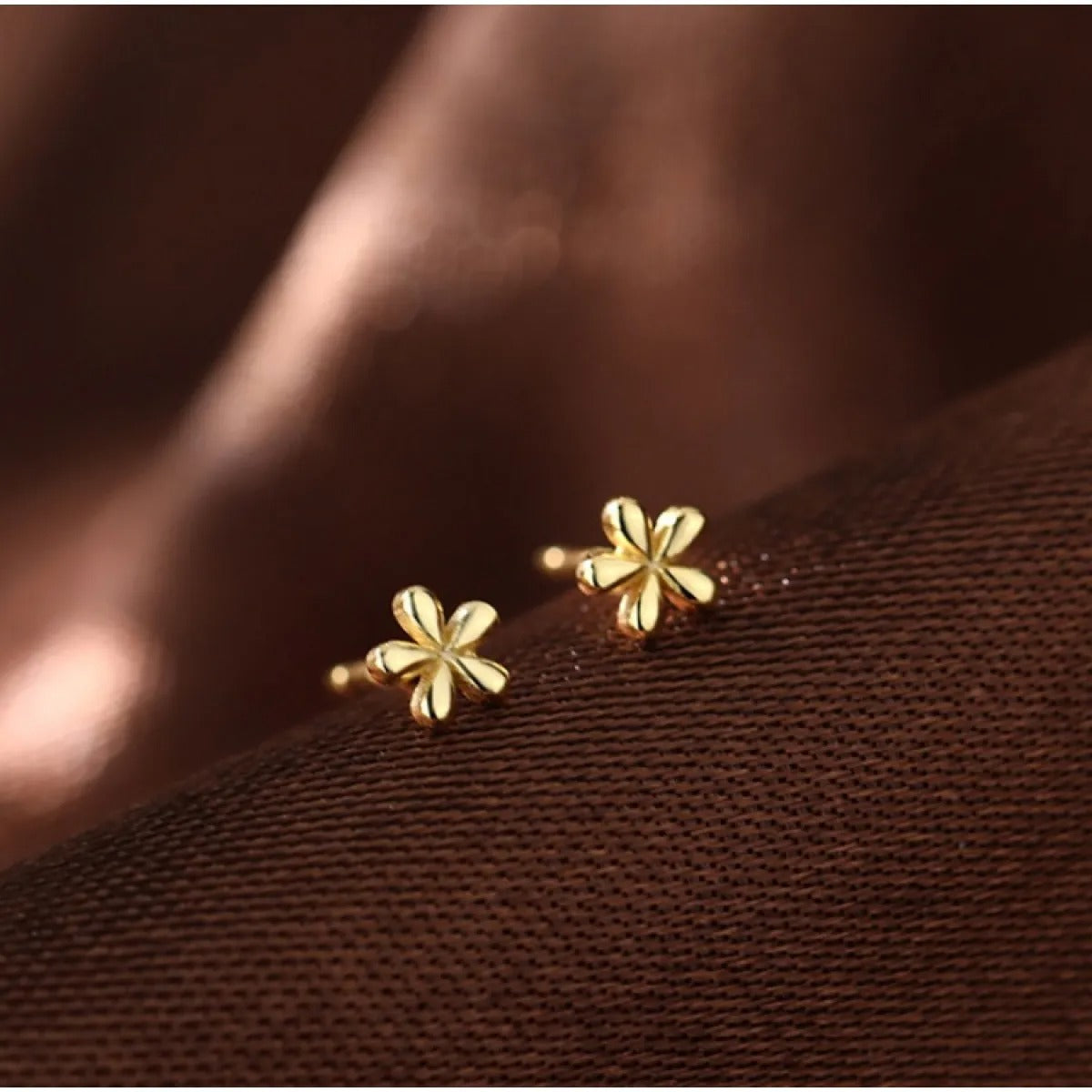 Lily – Pendientes pequeños de oro
