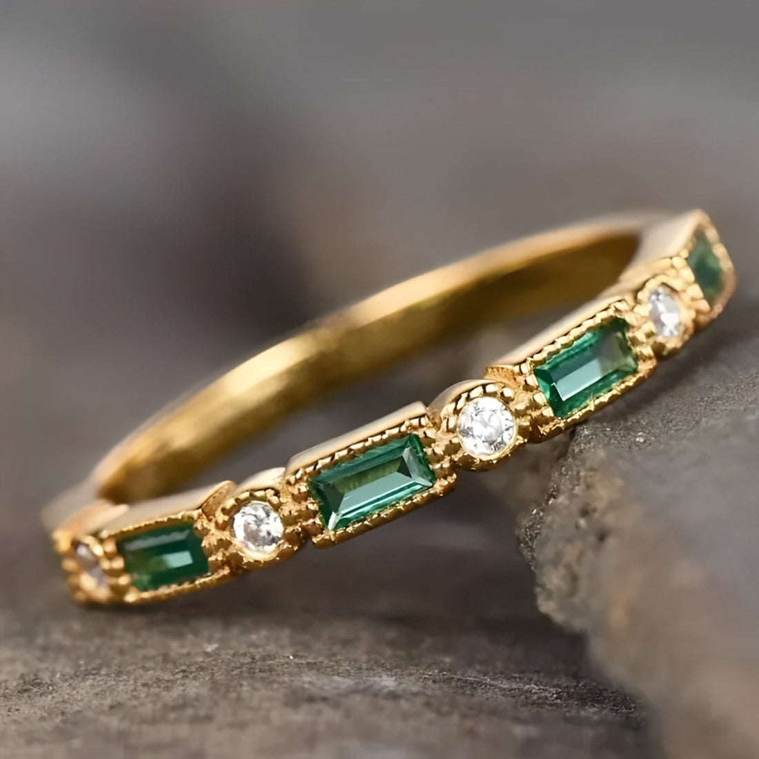 Sana – Anillo vintage dorado con circonita verde engastada