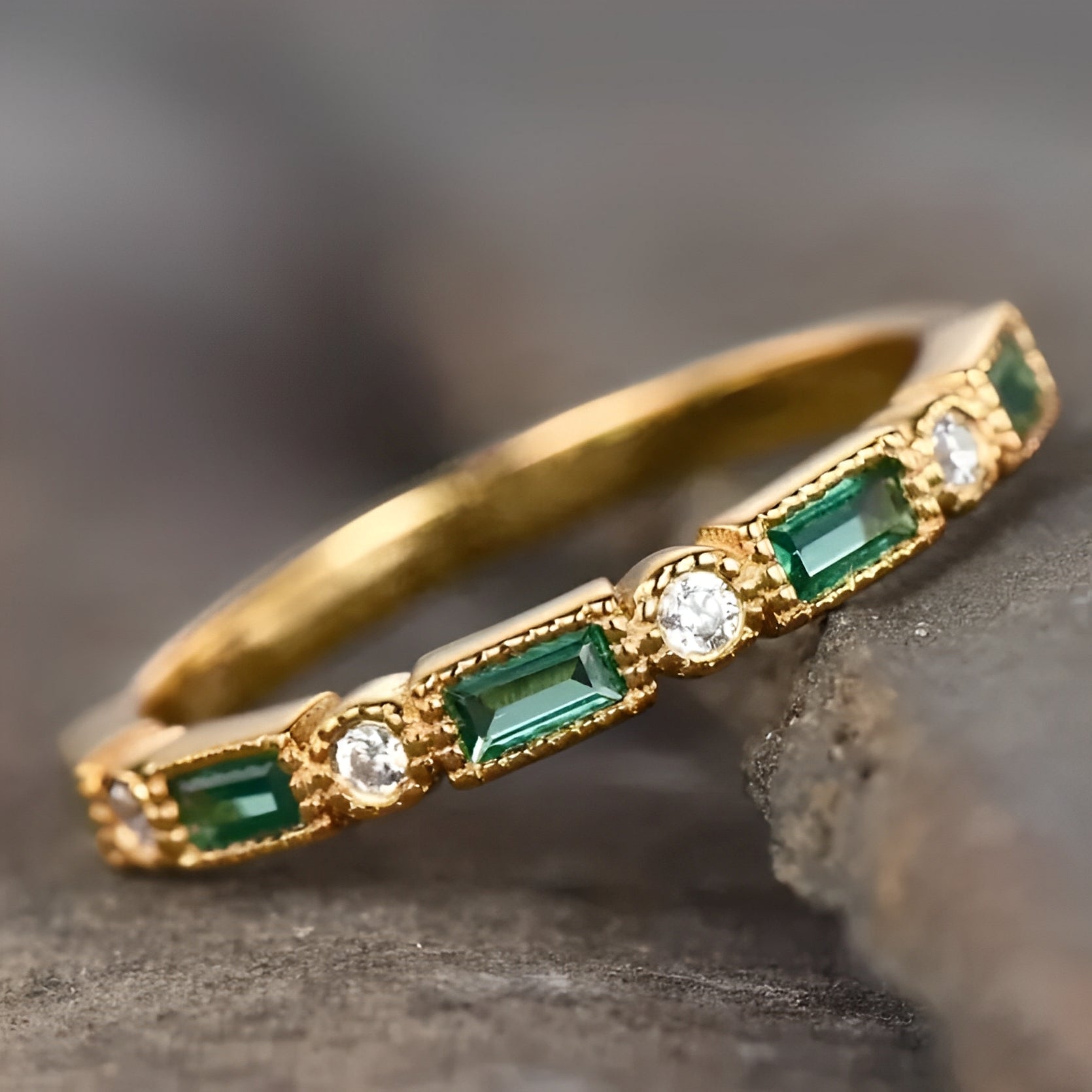 Sana – Anillo vintage dorado con circonita verde engastada