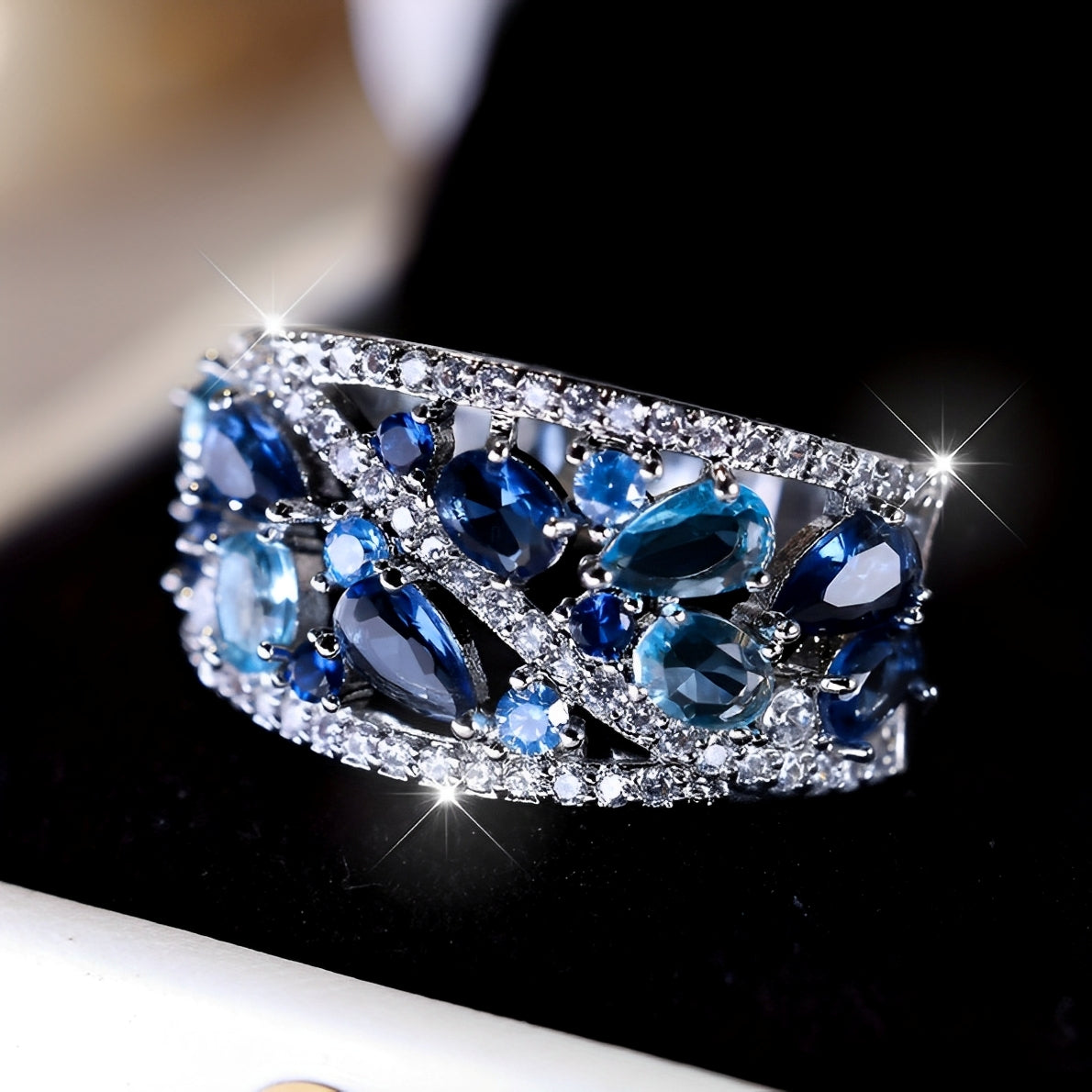 Julie – Anillo vintage con zirconia azul y detalle dorado
