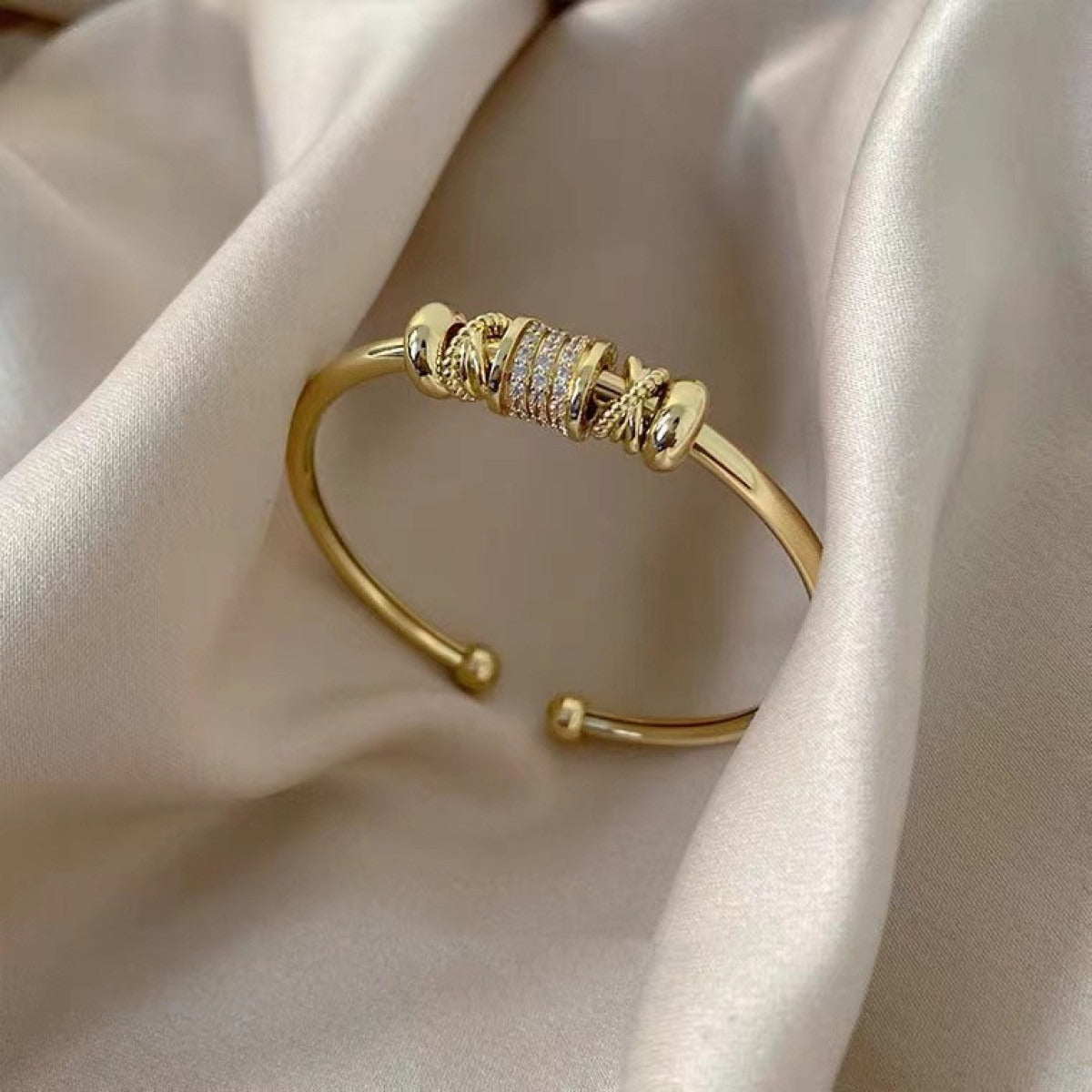 Amalia – Pulsera ajustable con charms dorados