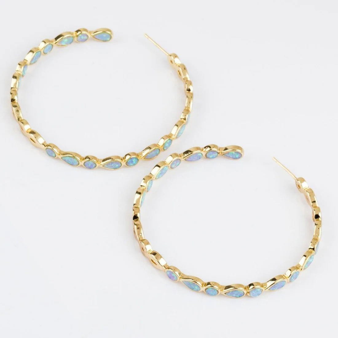 Raya – Aros vintage dorados con ópalo azul