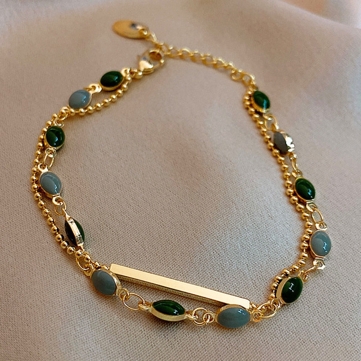 Manon – Pulsera de piedra verde en oro